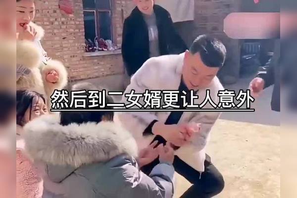 一张漫画风格图,左边一个人慢悠悠地依次接三桶水,右边三个人同时接三桶水,形成鲜明对比