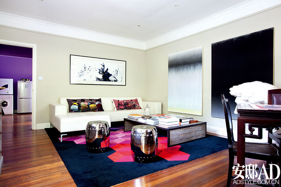 客厅沙发上放着三个不同颜色的靠垫，电视首页显示着分别给儿童、男主人、女主人的推荐栏目