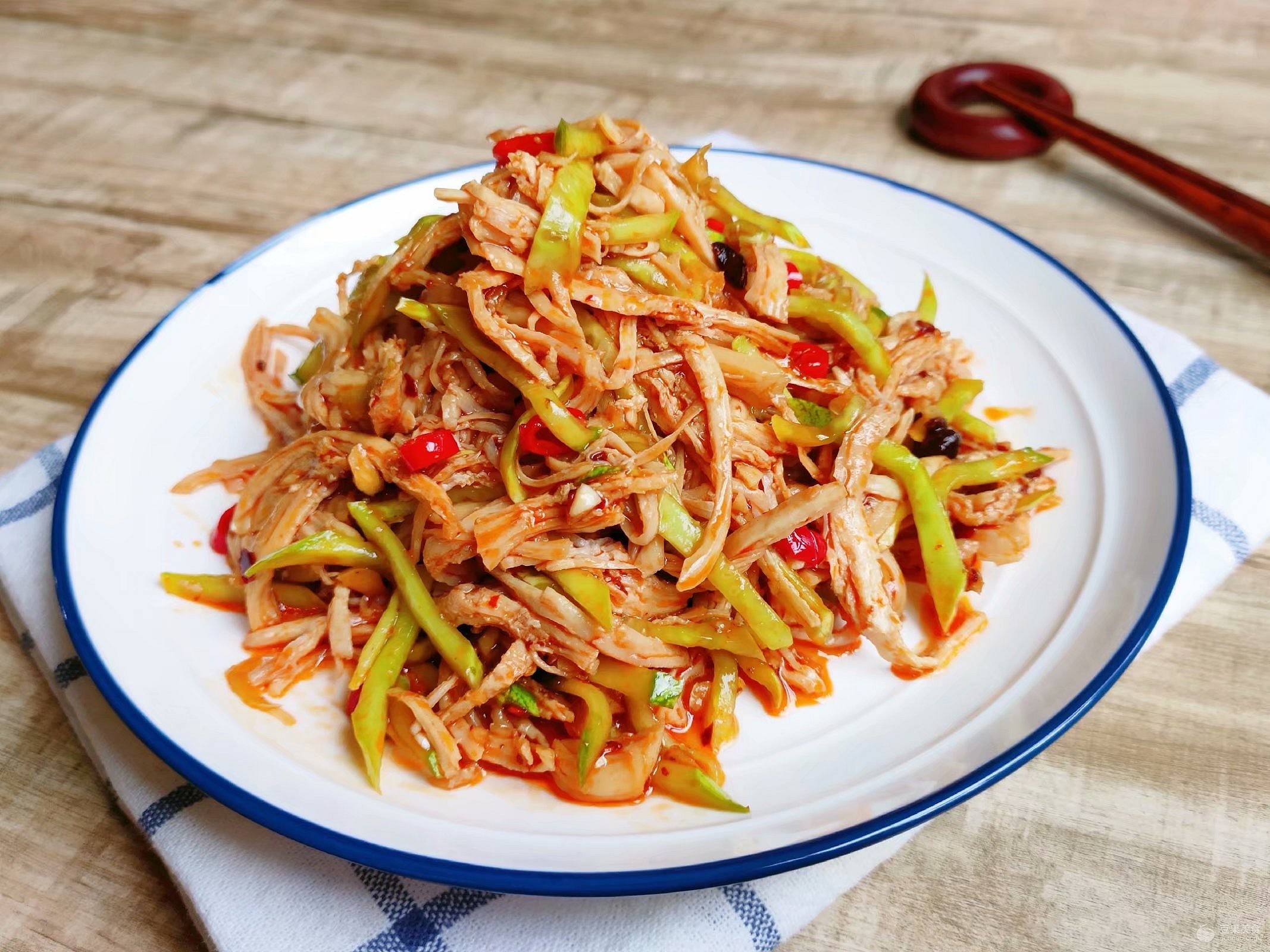 青白分明的凉拌鸡丝盛在粗陶碗里,几粒红椒碎浮在表面,最上面斜搭着一根没剪断的香菜茎,根部还沾着点湿润的泥土