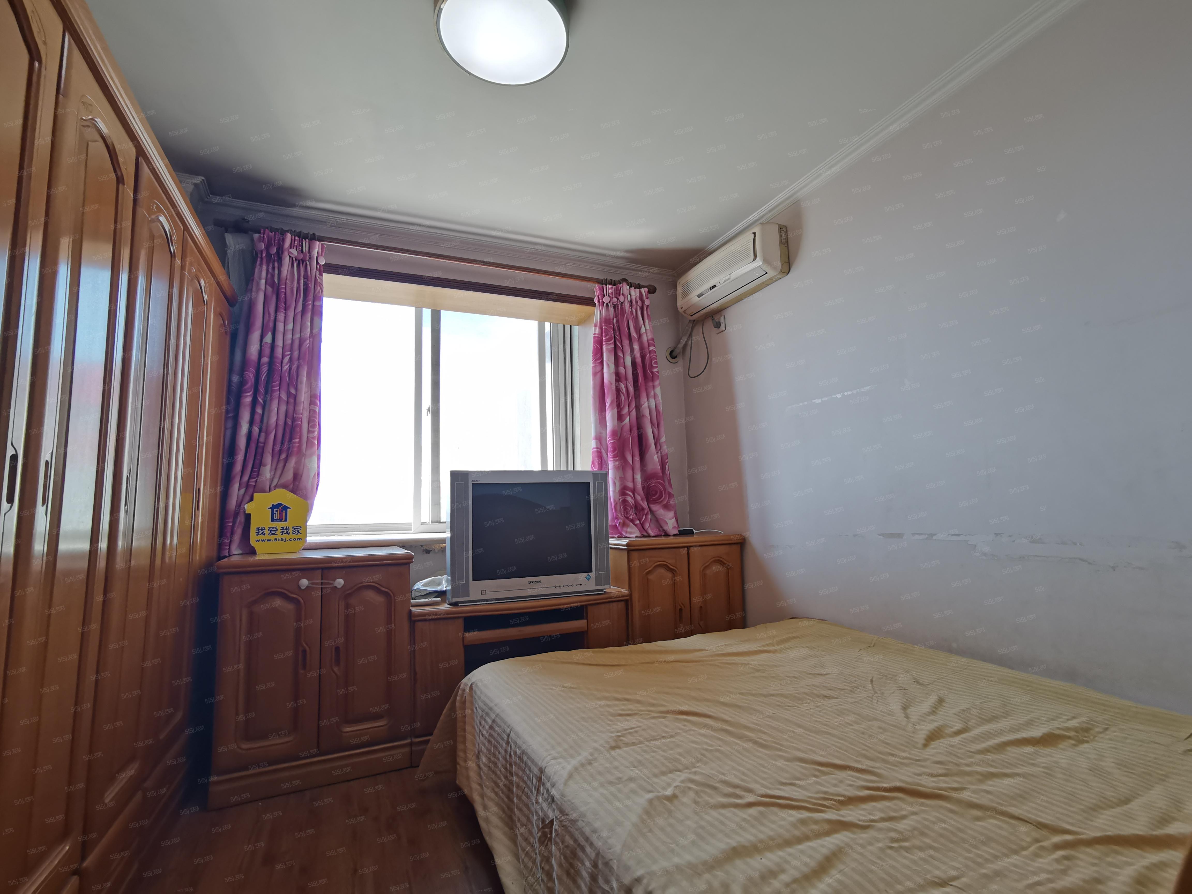 老式居民楼六楼阳台视角,竹竿上挂着湿漉漉的浅蓝色衬衫和米白裤子,背景是午后偏西的天空,一朵边缘毛茸茸的积云正舒展成夸张的“O”形轮廓