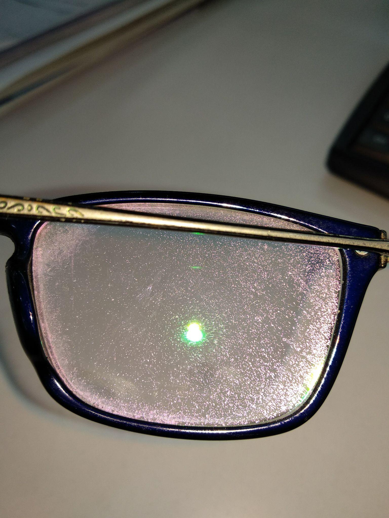 深夜电脑屏幕蓝光映在眼镜片上,键盘右下角粘着半块融化的巧克力,终端窗口里滚动着红色的 CUDA 错误日志